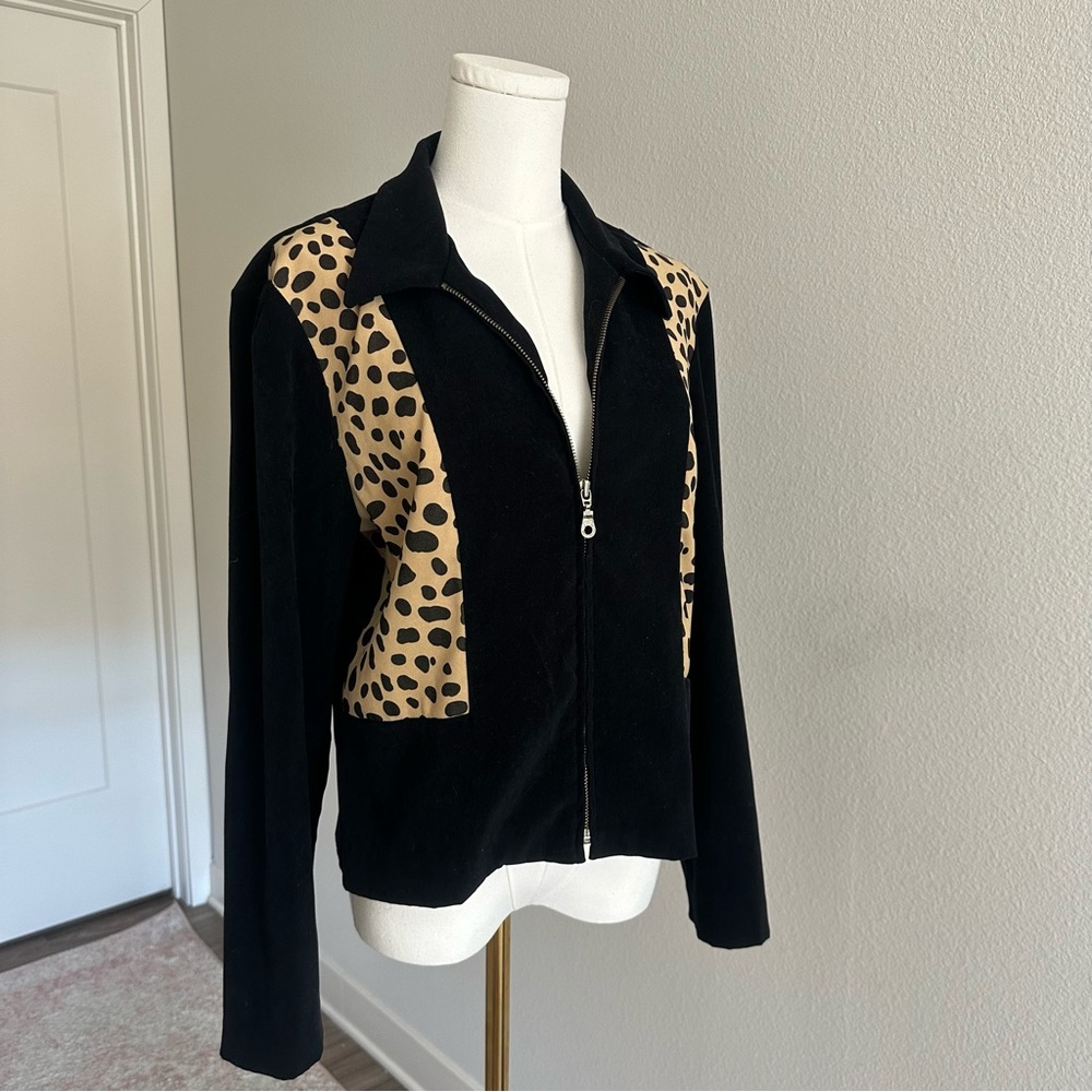 Chic Black Bomber Jacket with Leopard Accents - image 4